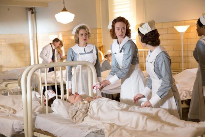 Elyse Levesque در صحنه سریال تلویزیونی اصیل ها به همراه Teri Wyble و کلر هولت