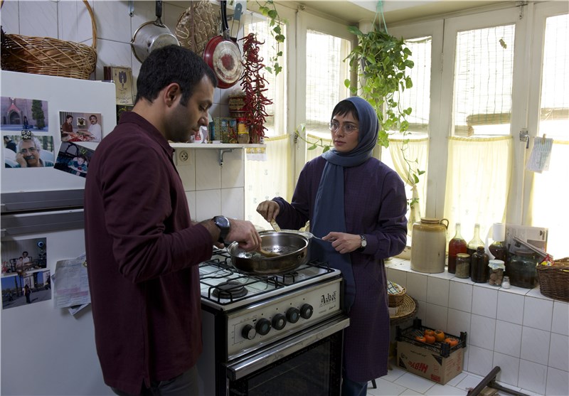 صابر ابر در صحنه فیلم سینمایی نزدیک‌تر به همراه پگاه آهنگرانی