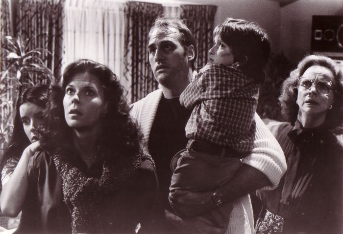 Craig T. Nelson در صحنه فیلم سینمایی روح خبیث به همراه جوبت ویلیامز، Beatrice Straight، Oliver Robins و Dominique Dunne