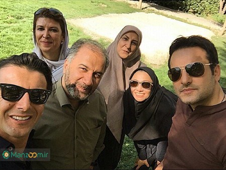 امین حیایی در پشت صحنه سریال تلویزیونی نفس گرم به همراه محمدمهدی عسگرپور، حامد کمیلی و مرجانه گلچین