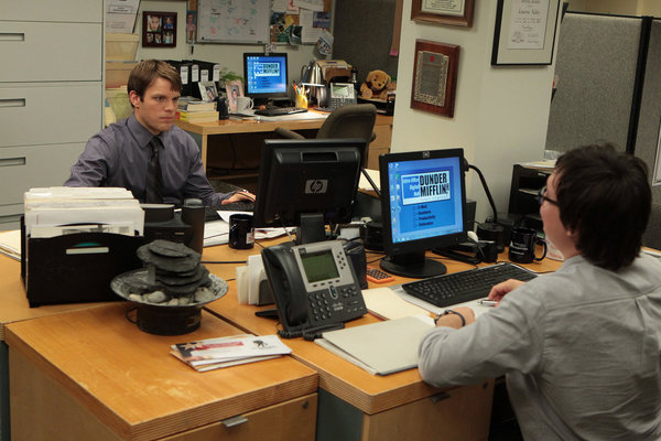 Jake Lacy در صحنه سریال تلویزیونی اداره به همراه Clark Duke