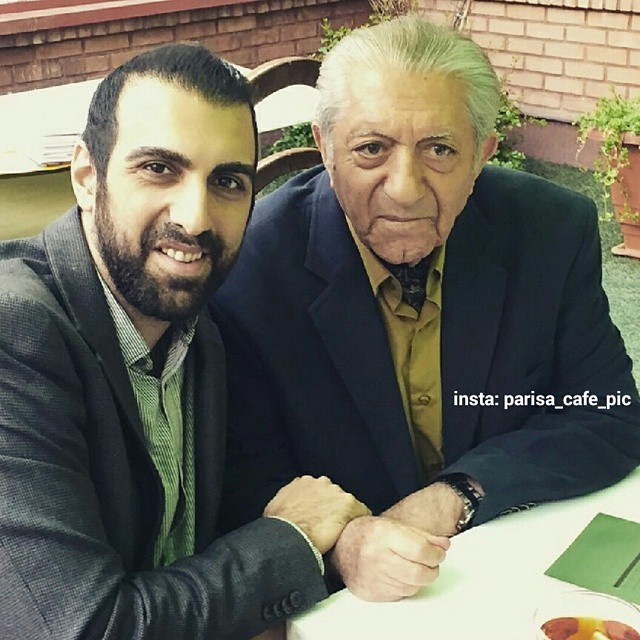 تصویری از پولاد کیمیایی، بازیگر و کارگردان سینما و تلویزیون در حال بازیگری سر صحنه یکی از آثارش