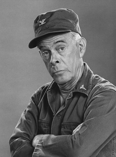 Harry Morgan در صحنه سریال تلویزیونی M*A*S*H