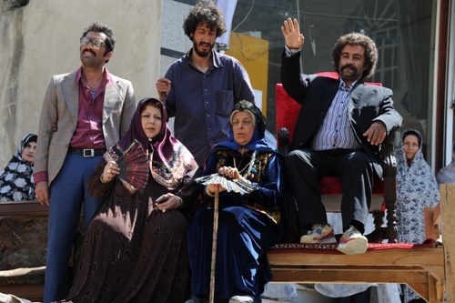 هادی کاظمی در صحنه فیلم سینمایی ایران برگر به همراه محسن تنابنده، گوهر خیراندیش و شهره لرستانی