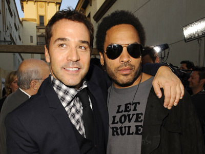 Lenny Kravitz در صحنه سریال تلویزیونی همراهان به همراه Jeremy Piven