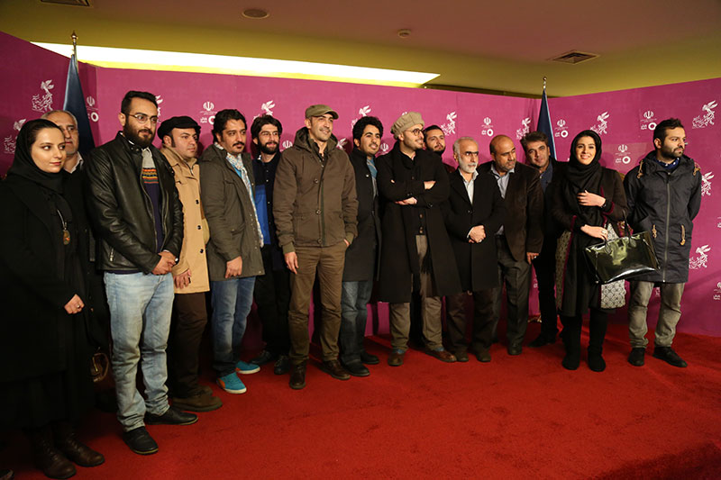 محمدحسین مهدویان در فرش قرمز فیلم سینمایی ایستاده در‌ غبار به همراه هادی حجازی‌فر، ابراهیم امینی و حبیب خزایی‌فر