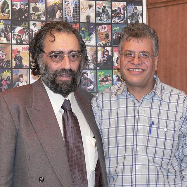 تصویری از پولاد کیمیایی، بازیگر و کارگردان سینما و تلویزیون در حال بازیگری سر صحنه یکی از آثارش