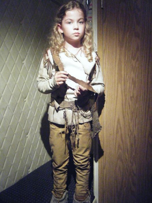 Megan Charpentier در صحنه فیلم سینمایی گردش شنل قرمزی