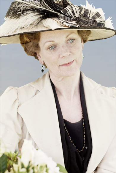 Samantha Bond در صحنه سریال تلویزیونی دانتون ابی