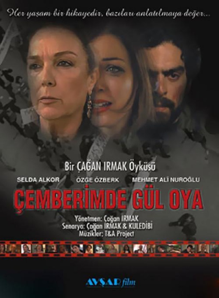 Özge Özberk در صحنه سریال تلویزیونی Çemberimde gül oya به همراه Selda Alkor و Mehmet Ali Nuroglu