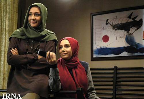 ندا مقصودی در صحنه سریال تلویزیونی شمس‌العماره به همراه هانیه توسلی