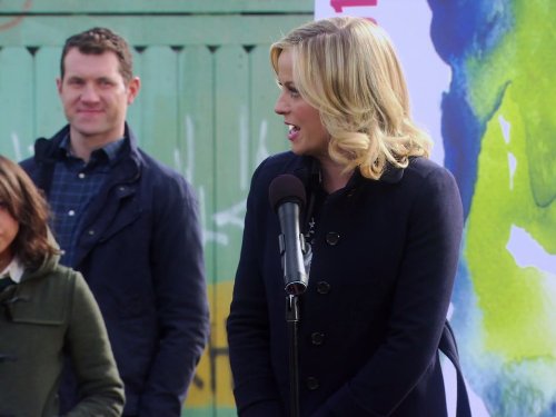 Billy Eichner در صحنه سریال تلویزیونی پارک ها و تفریحات به همراه Amy Poehler