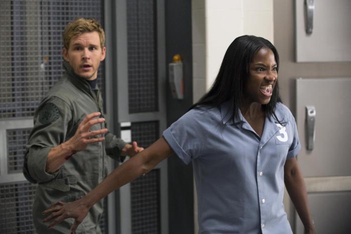 Rutina Wesley در صحنه سریال تلویزیونی خون حقیقی به همراه Ryan Kwanten