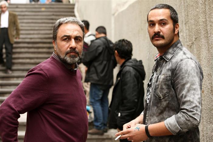 میلاد کی‌مرام در صحنه فیلم سینمایی آب‌نبات چوبی به همراه رضا عطاران