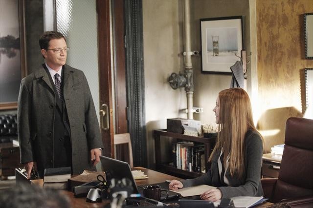 Joshua Malina در صحنه سریال تلویزیونی رسوایی به همراه Darby Stanchfield