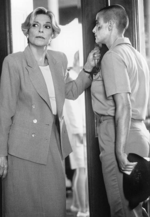 Anne Bancroft در صحنه فیلم سینمایی جی.آی. جین به همراه دمی مور