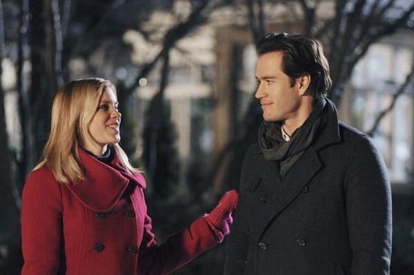 Amy Smart در صحنه فیلم سینمایی 12 Dates of Christmas به همراه Mark-Paul Gosselaar