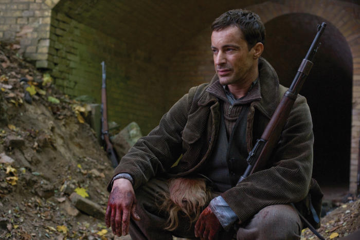 گیدیون بورخارد در صحنه فیلم سینمایی پست‌ فطرت‌های لعنتی