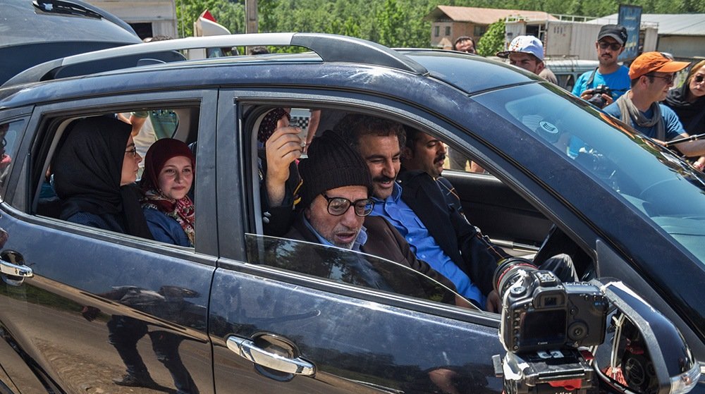 نیکا فرقانی‌اصل در صحنه سریال تلویزیونی پایتخت 5 به همراه احمد مهران‌فر، علیرضا خمسه و محسن تنابنده