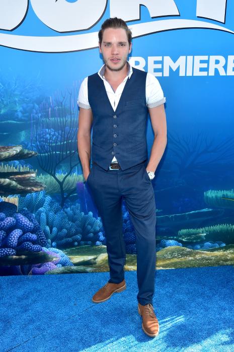 Dominic Sherwood در صحنه فیلم سینمایی Finding Dory