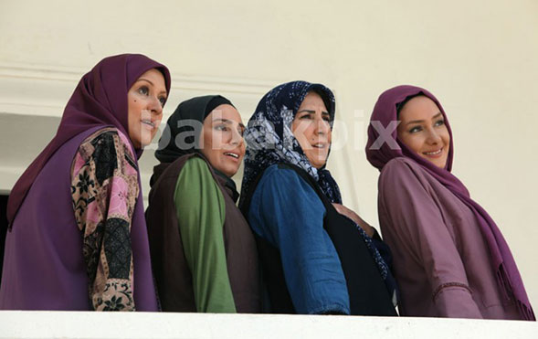 ندا مقصودی در صحنه سریال تلویزیونی شمس‌العماره به همراه هانیه توسلی، مرجانه گلچین و رویا تیموریان
