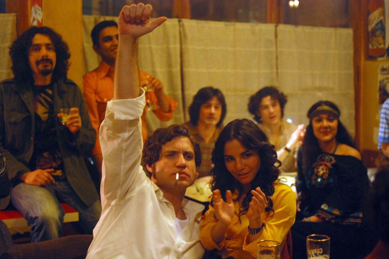 Martha Higareda در صحنه سریال تلویزیونی Carlos به همراه ادگار رامیرز