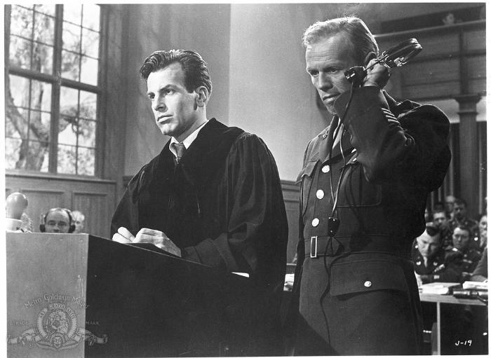 Richard Widmark در صحنه فیلم سینمایی محاکمه نورنبرگ به همراه Maximilian Schell