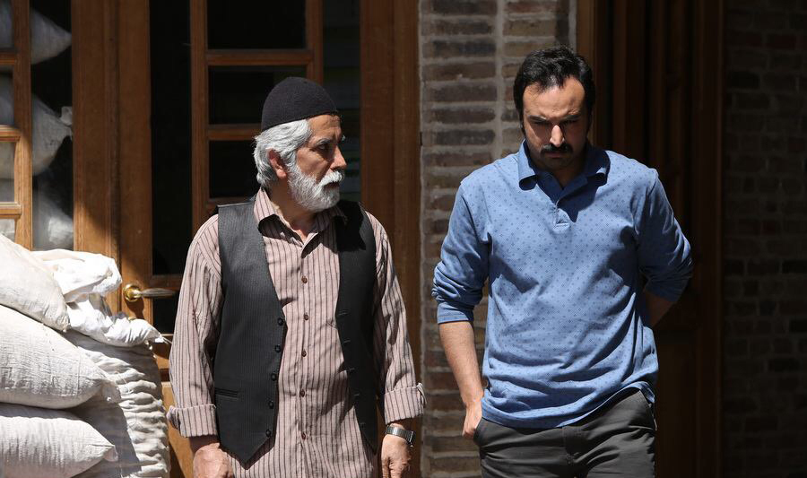 قدرت‌الله صالحی در صحنه سریال تلویزیونی برادر به همراه کاوه خداشناس