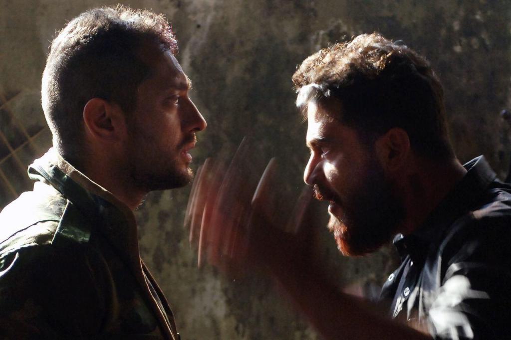پژمان بازغی در صحنه فیلم سینمایی بارکد به همراه بهرام رادان