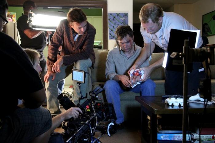 Mark Kelly در صحنه فیلم سینمایی Answers to Nothing
