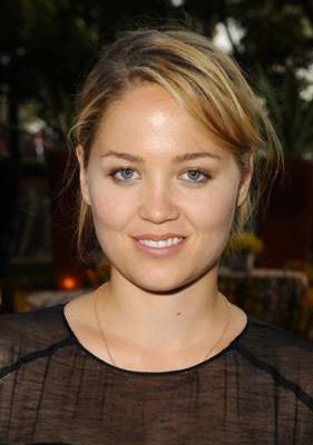 Erika Christensen در صحنه سریال تلویزیونی همراهان