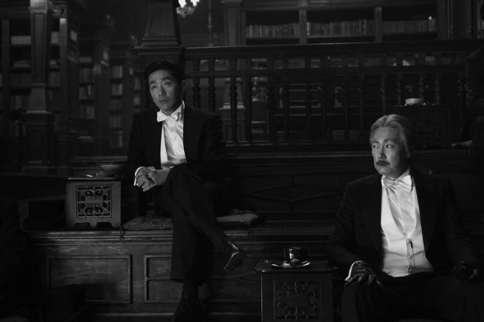 Jung-woo Ha در صحنه فیلم سینمایی The Handmaiden به همراه Jin-woong Jo