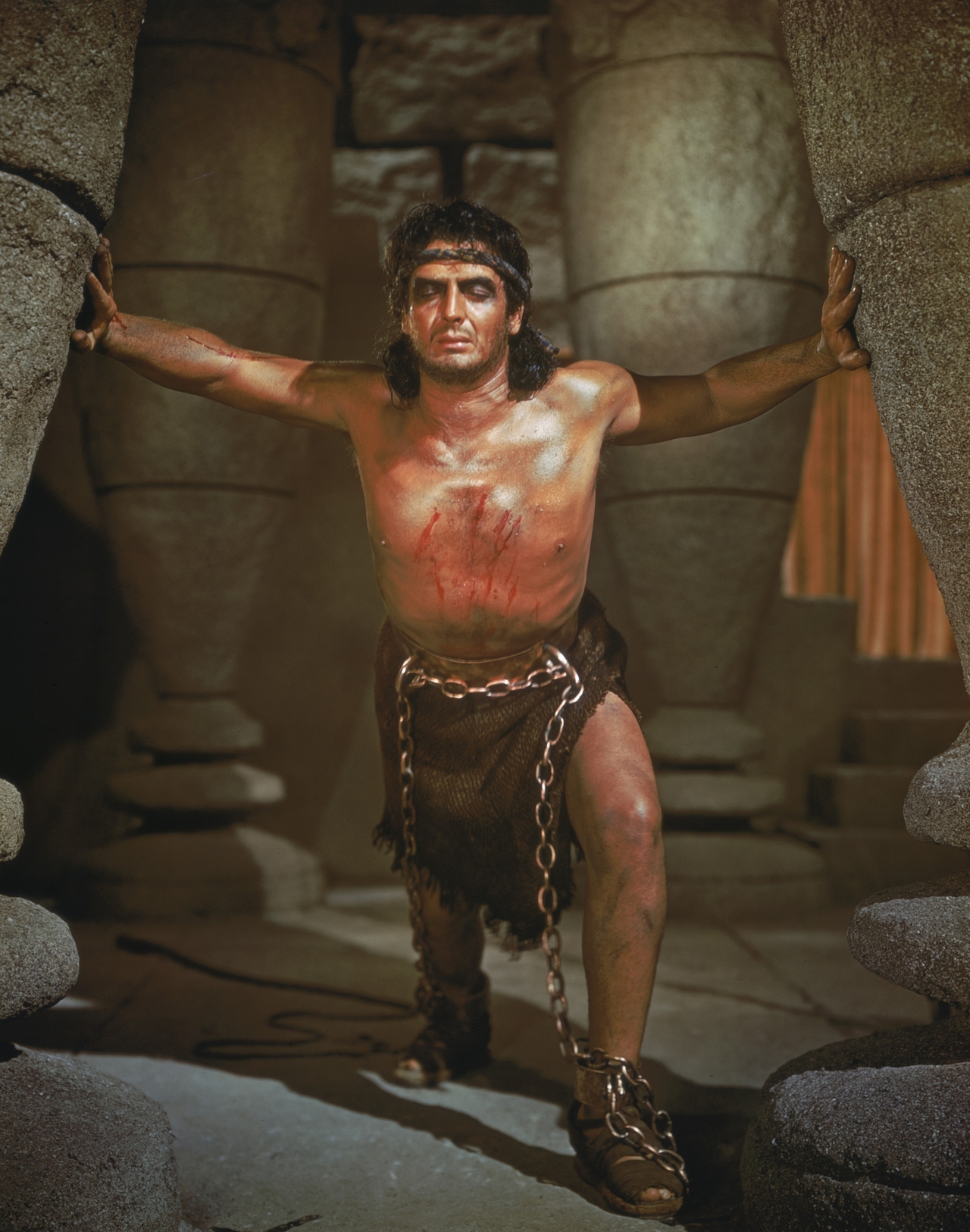 Victor Mature در صحنه فیلم سینمایی Samson and Delilah