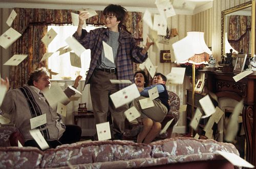 هری ملینگ در صحنه فیلم سینمایی هری پاتر و سنگ جادو به همراه ریچارد گریفیتس، فیونا شاو و دنیل ردکلیف