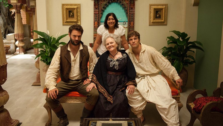 Tom Bateman در صحنه سریال تلویزیونی Beecham House به همراه Gurinder Chadha و Lesley Nicol