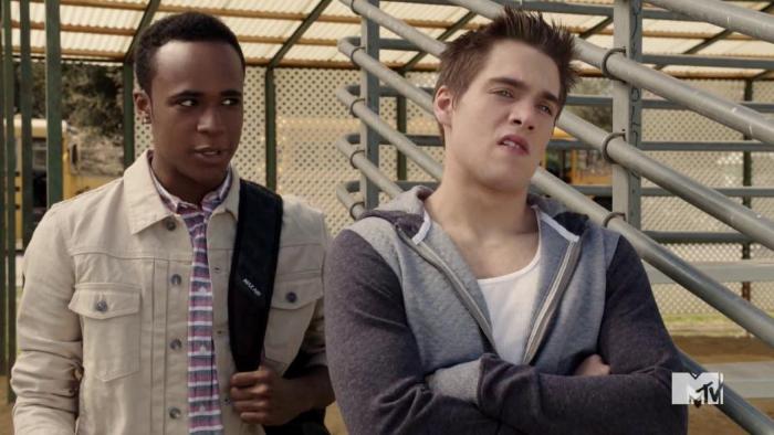 Dylan Sprayberry در صحنه سریال تلویزیونی گرگ نوجوان به همراه Khylin Rhambo