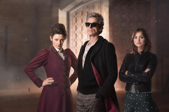 Peter Capaldi در صحنه سریال تلویزیونی Doctor Who به همراه Michelle Gomez و جینا کولمن