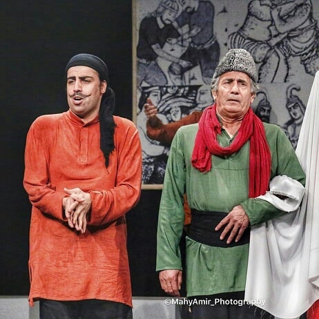تصویری از حاتم میرزایی، بازیگر سینما و تلویزیون در حال بازیگری سر صحنه یکی از آثارش