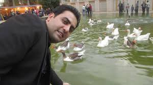 تصویری از امین نبی اللهی، مجری سینما و تلویزیون در حال بازیگری سر صحنه یکی از آثارش