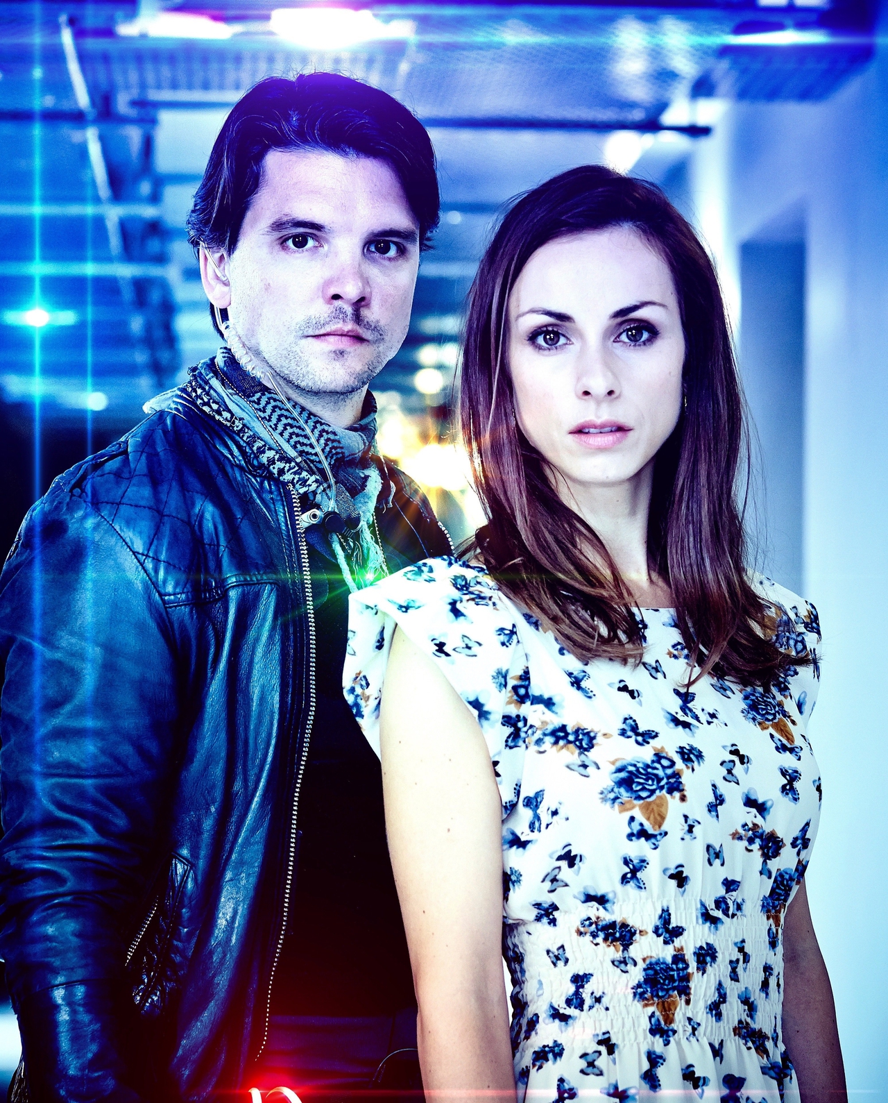 Lindsay Armaou در صحنه سریال تلویزیونی Wireless به همراه Andrew Lee Potts