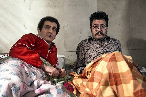 تصویری از امیررضا میرآقا، بازیگر و گوینده سینما و تلویزیون در حال بازیگری سر صحنه یکی از آثارش