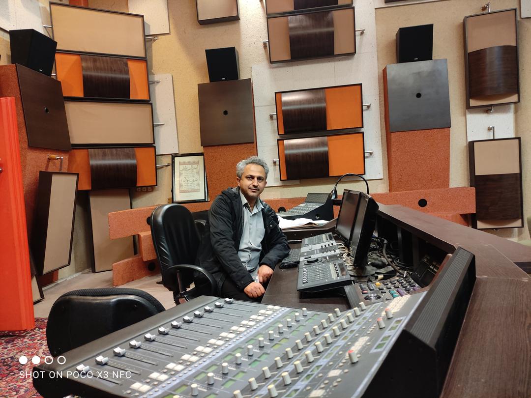 تصویری از سید محمد کشفی، صداگذاری و صدابردار سینما و تلویزیون در پشت صحنه یکی از آثارش