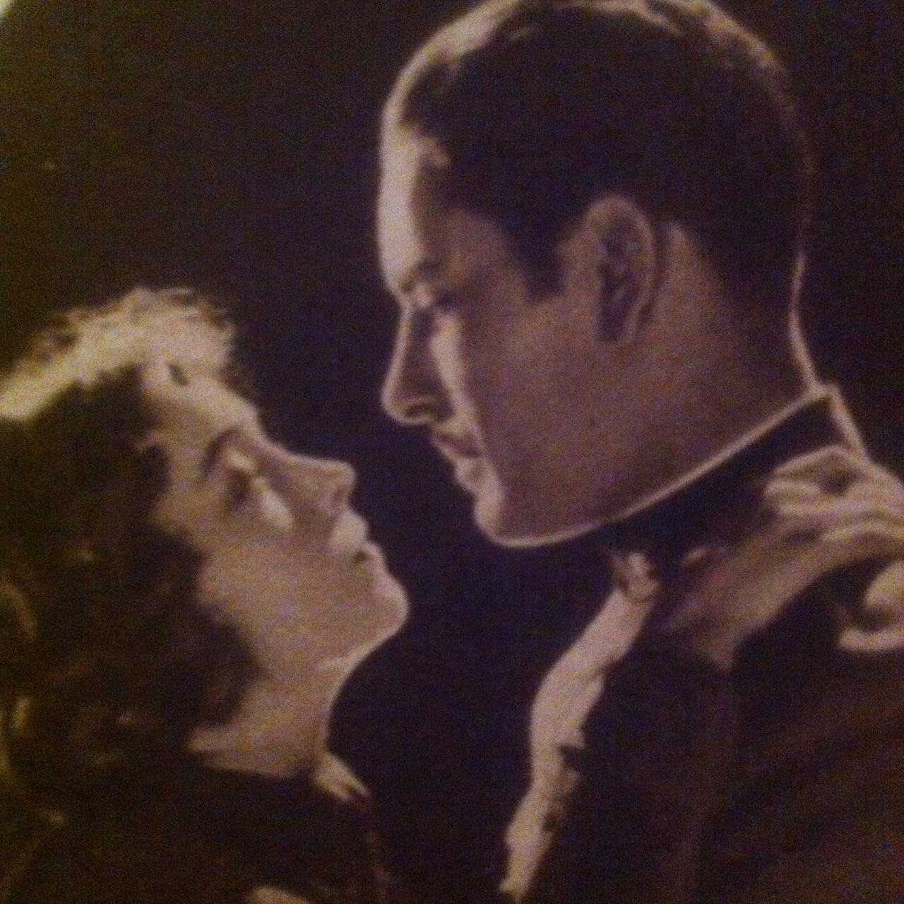 Ronald Colman در صحنه فیلم سینمایی The White Sister به همراه Lillian Gish