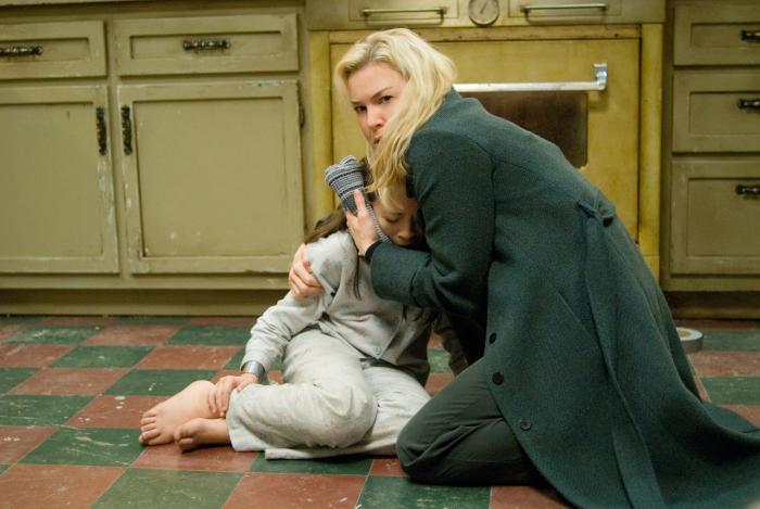 Jodelle Ferland در صحنه فیلم سینمایی پرونده ۳۹ به همراه رنی زِلوِگِر