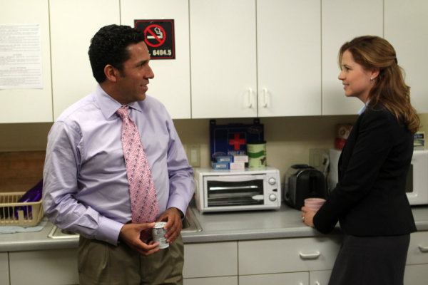 اسکار نونز در صحنه سریال تلویزیونی اداره به همراه Jenna Fischer