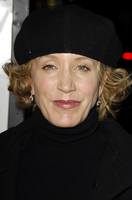 Felicity Huffman در صحنه فیلم سینمایی سیگار کشیدن ممنوع