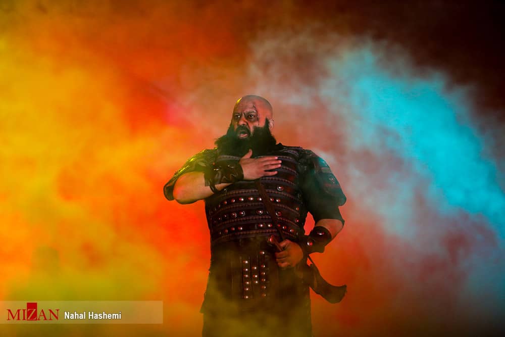 تصویری از محمد حاج بابا، بازیگر سینما و تلویزیون در پشت صحنه یکی از آثارش