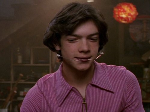 Ethan Peck در صحنه سریال تلویزیونی That '70s Show