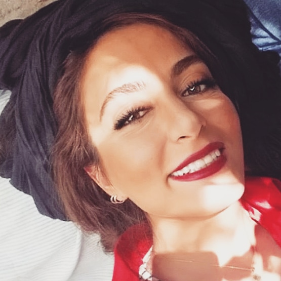 تصویری از رعنا روشنک، بازیگر سینما و تلویزیون در حال بازیگری سر صحنه یکی از آثارش