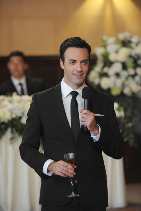 Reid Scott در صحنه سریال تلویزیونی دختر جدید